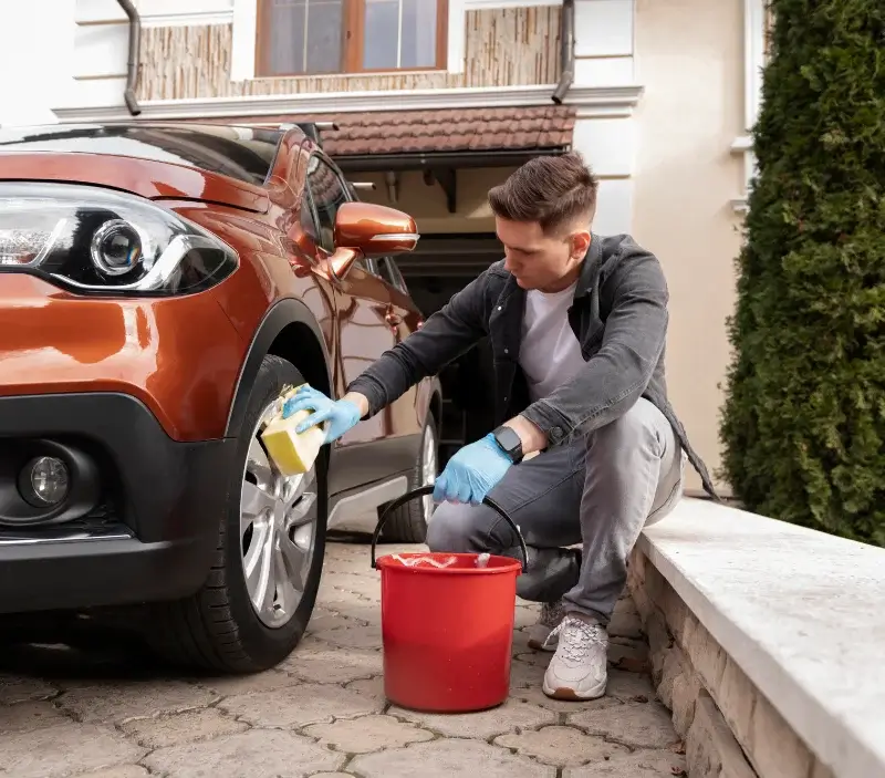 Lavage auto à domicile Ailhon : professionnel intervenant sur un véhicule